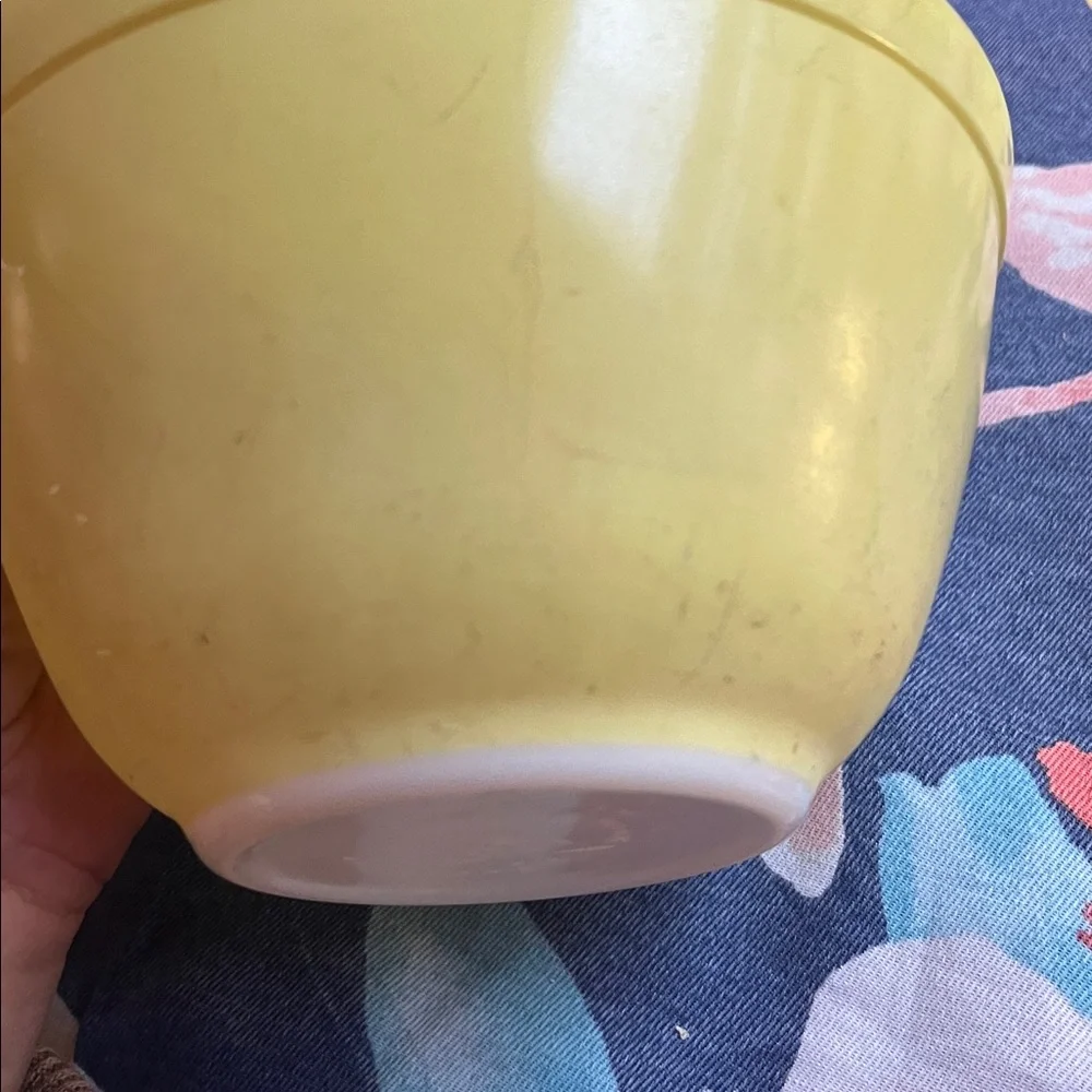 Small 1.5 pint Pyrex #401 ovenware yellow and white mixing bowl